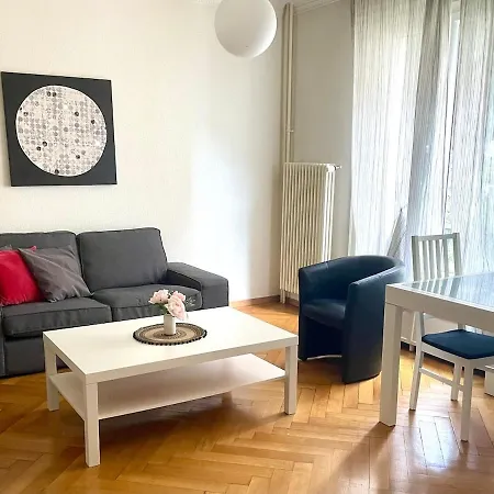 A Few Minutes' Walk To Train Station Apartment *