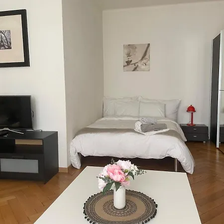 Apartment A Few Minutes' Walk To Train Station *